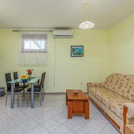 1 Bedroom Stunning In Apartment *